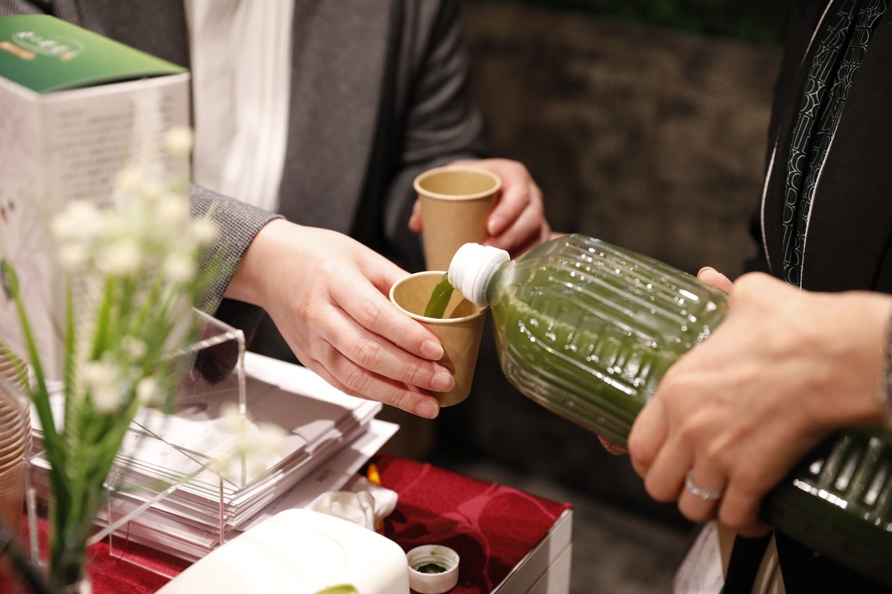 インナーケア試飲シーン